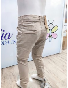 Pantalón estilo chino beige