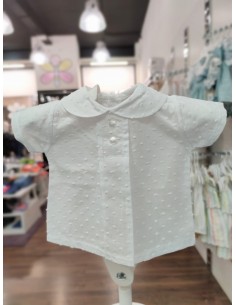 Camisa de bebé de plumeti en color blanco, cuello de bebé y 2 botones decorativos. Apertura trasera de arria abajo por botones.