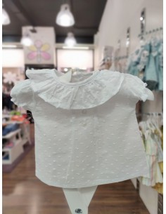 Camisa de bebé de plumeti en color blanco, cuello con volante . Apertura trasera de arria abajo por botones.